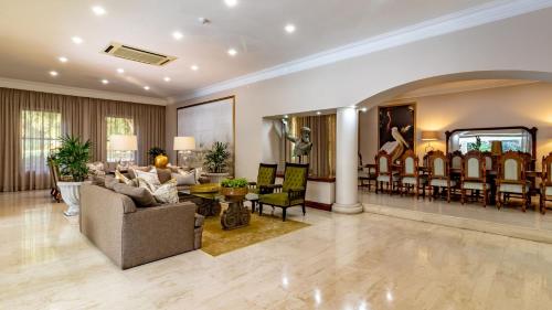 Christies @32 on Russell in Нельспруйт