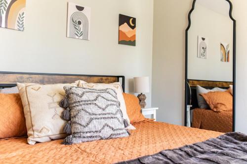 Graduation 2025! Great for Gatherings, King Beds, Firepit, Pet Friendly with Huge Fenced Yard Graduation 2025! Great for Gatherings, King Beds, Firepit, Pet Friendly with Huge Fenced Yard