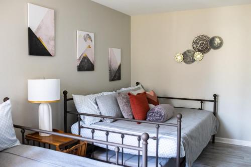 Graduation 2025! Great for Gatherings, King Beds, Firepit, Pet Friendly with Huge Fenced Yard Graduation 2025! Great for Gatherings, King Beds, Firepit, Pet Friendly with Huge Fenced Yard