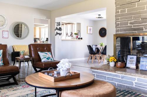 Graduation 2025! Great for Gatherings, King Beds, Firepit, Pet Friendly with Huge Fenced Yard Graduation 2025! Great for Gatherings, King Beds, Firepit, Pet Friendly with Huge Fenced Yard