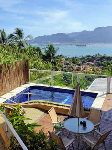 Casa com piscina vista mar 4 minutos da praia in Praia Itaquanduba