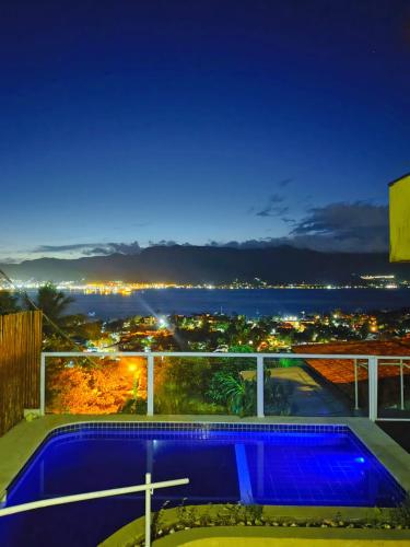 Casa com piscina vista mar 4 minutos da praia in Praia Itaquanduba