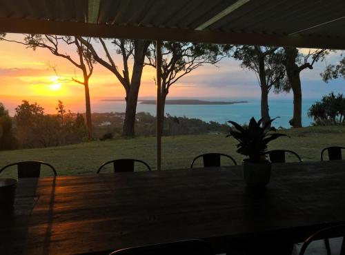 Sunset Spectacular 180 degree City Skyline and Water Views – khách sạn tại North Stradbroke Island