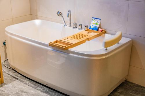 Bathroom, 泽海酒店 in Xian