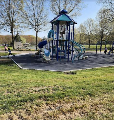 สนามเด็กเล่น, Country House in วอเทอร์บิวรี (CT)