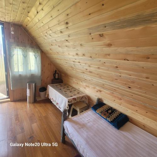 Tsaatan - Small house by the lake in Hatgal