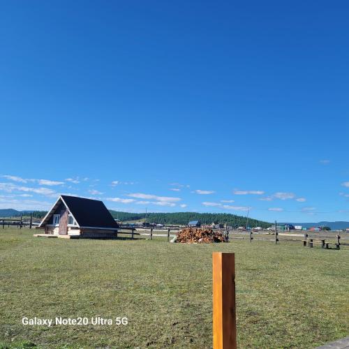 Tsaatan - Small house by the lake in Hatgal