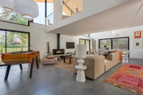 Maison Lyon Ecully piscine climatisation de 250 M2 - Location, gîte - Écully