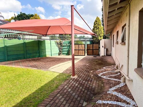 Cozy Home with Pool, Braai & Top Security