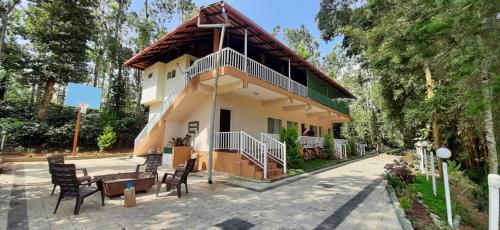 Lake view nest chikkamagluru in Ilehole