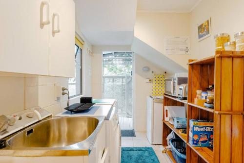 Kjøkken, Joe & Mary's Cosy homestay room near Stardome Observatory