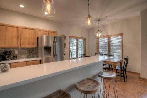 Snowflake Lift Neighborhood - 3 Bedroom Condo - 1 Block To Lift! in Breckenridge, USA