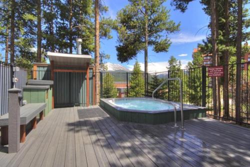 Snowflake Lift Neighborhood - 3 Bedroom Condo - 1 Block To Lift! in Breckenridge, USA