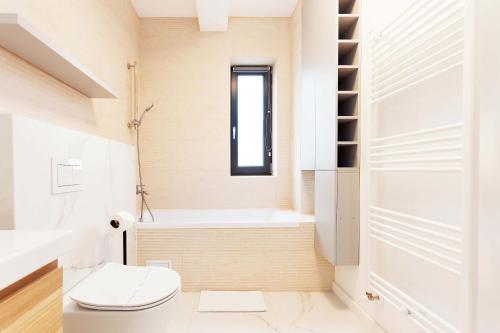 Yellow - 3 Bedroom House with Private Garden, 10 mins driving from Old Town, Брашов (фото 10)