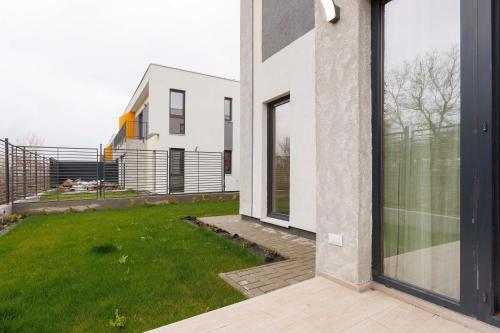Yellow - 3 Bedroom House with Private Garden, 10 mins driving from Old Town, Брашов (фото 11)