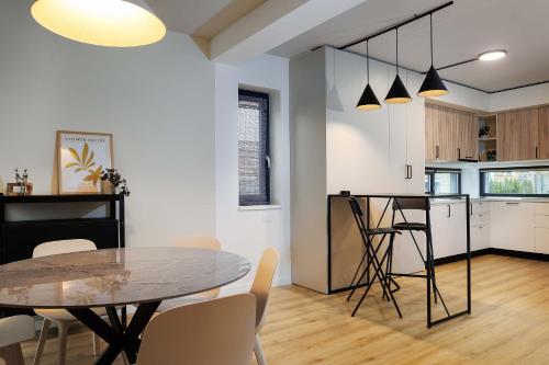 Yellow - 3 Bedroom House with Private Garden, 10 mins driving from Old Town, Брашов (фото 9)