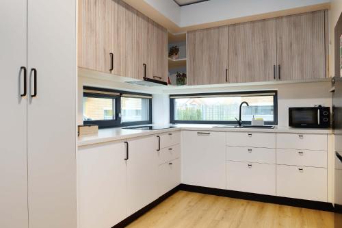 Yellow - 3 Bedroom House with Private Garden, 10 mins driving from Old Town, Брашов (фото 8)