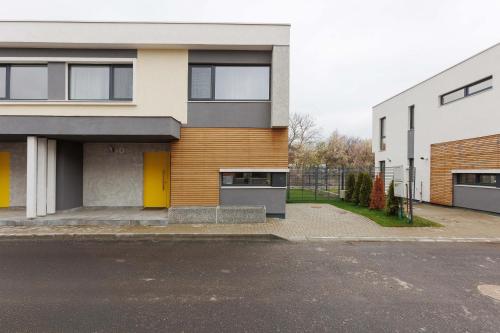 Yellow - 3 Bedroom House with Private Garden, 10 mins driving from Old Town, Брашов (фото 4)