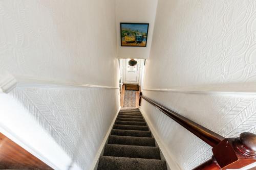 Mid-Century Seascape Home 3-Bed Free Parking - image 2