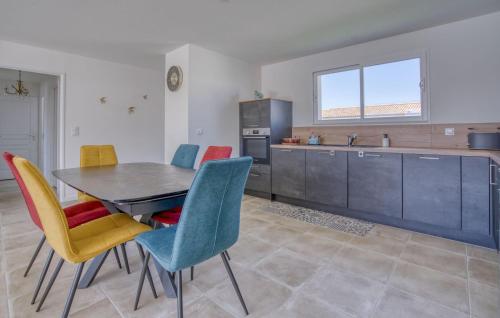virtuve, Gorgeous Home In Semussac in Semussac