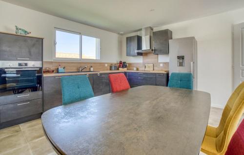virtuve, Gorgeous Home In Semussac in Semussac