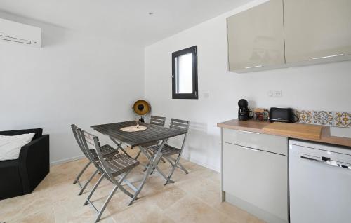 кухня, 1 Bedroom Stunning Home In Saint-Bauzille-De-Mont in Galargues