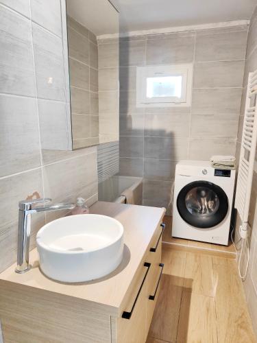 appartement 3 chambres avec balcon et parking in Estanove