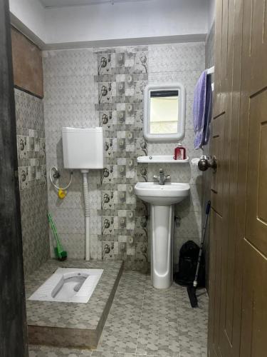 Stylish and Peaceful 102 Entire 2 Airconditioned Bedrooms Attached Bathroom Drawing Dinning TV Lounge Sitting Area Smart Led TV Kitchen MicroWave Refrigerator 24 7 Electricity Hot and Cold Water Surveillance with Guards unmarried couples not allowed - main image