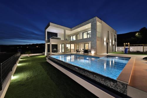 Luxury Villa Sunlife with pool – khách sạn tại Rudine