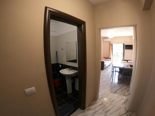 Classic One-Bedroom Apartment with King Bed image 7
