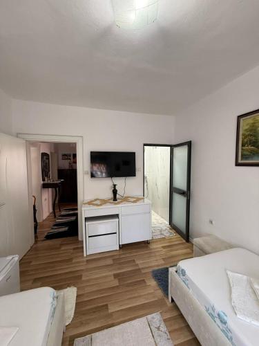 Twin Room with Bathroom image 8