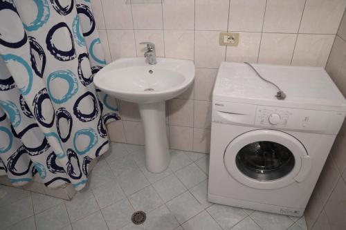 One-Bedroom Apartment image 9