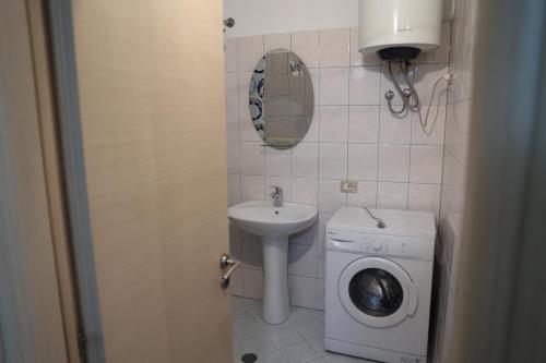 One-Bedroom Apartment image 4