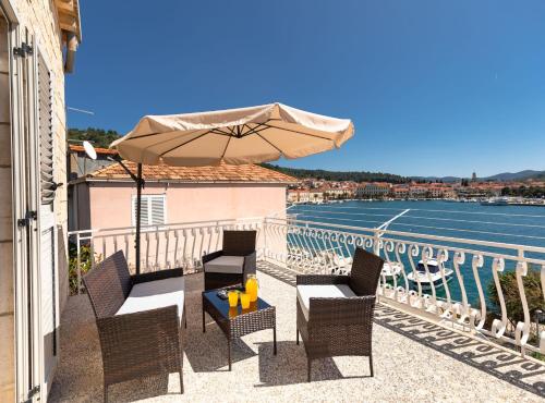 Erkély/terasz, Seaside Apartment Franica-Two Bedroom Apartment with Terrace and Sea View in Vela Luka