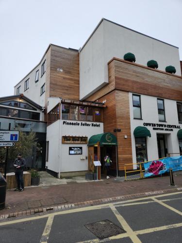 Pinnacle Suites Hotel in Cowes North