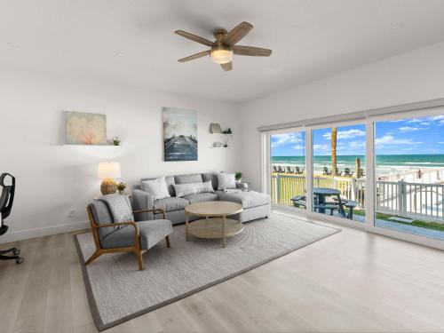 Ocean Vista Renovated Townhouse Steps to Beach & Pool in New Smyrna Beach, USA