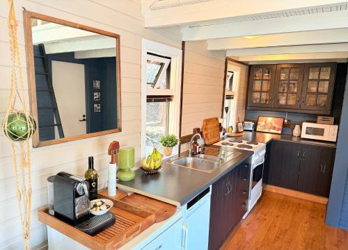 Lakefront cottage with jacuzzi in Fossatun