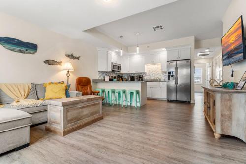 Fun Game Room Steps to Beach 2 Level Lux Condo in Hampton Beach
