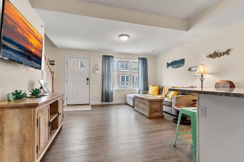 Fun Game Room Steps to Beach 2 Level Lux Condo in Hampton Beach