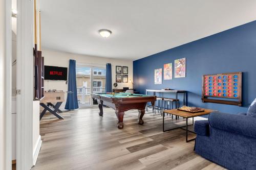 Fun Game Room Steps to Beach 2 Level Lux Condo in Hampton Beach