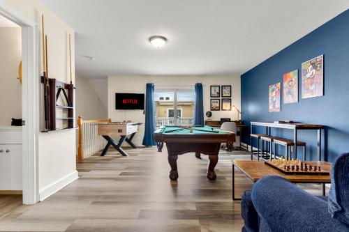 Fun Game Room Steps to Beach 2 Level Lux Condo in Hampton Beach