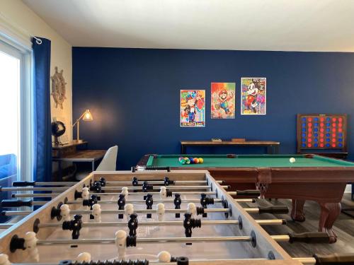 Fun Game Room Steps to Beach 2 Level Lux Condo in Hampton Beach