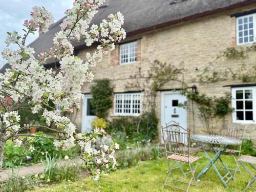 A szálláshely kívülről, Swan Cottage, 5-Bedroom, Canal View, River, Private gardens, Free Parking's, WiFi, Oxford in Nyugat-Kidlington