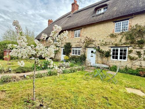 A szálláshely kívülről, Swan Cottage, 5-Bedroom, Canal View, River, Private gardens, Free Parking's, WiFi, Oxford in Nyugat-Kidlington