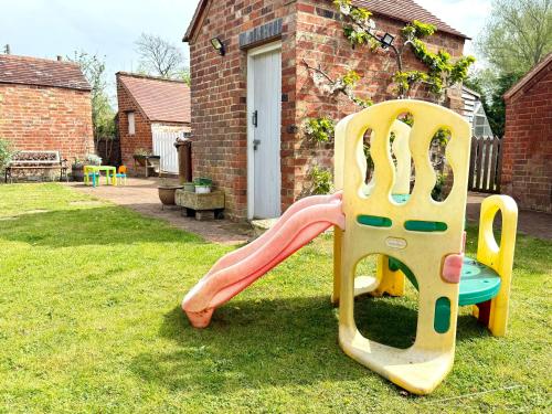 Közös társalgó / TV, Swan Cottage, 5-Bedroom, Canal View, River, Private gardens, Free Parking's, WiFi, Oxford in Nyugat-Kidlington