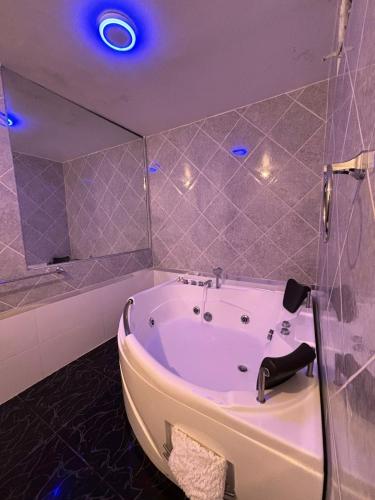 Hidromasažna kada s vodom iz termalnog izvora, Hotel La Shacsha in Cajamarca