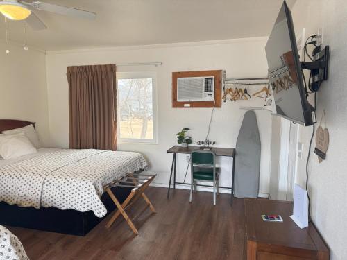Lakeshore Lodge