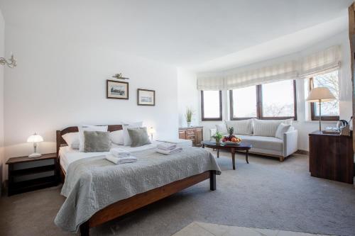 1 queen bed, 1 sofa bed