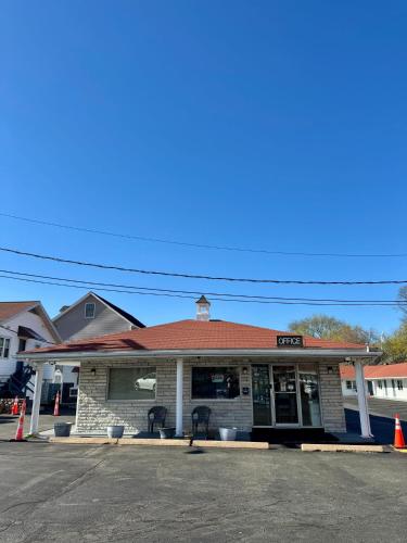 ทัศนียภาพภายนอกโรงแรม, Chisholm's Motor Inn in ซอกัส (MA)