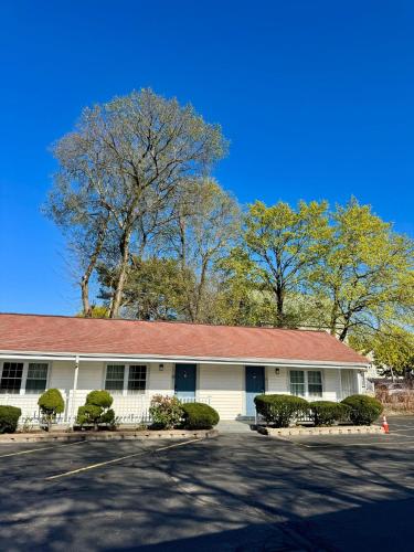 ทัศนียภาพภายนอกโรงแรม, Chisholm's Motor Inn in ซอกัส (MA)